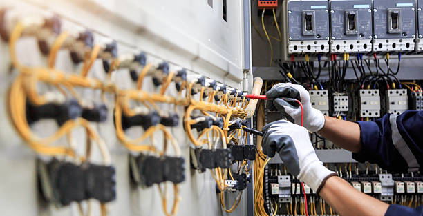 Professional Electrician technician working in Lincoln, MO